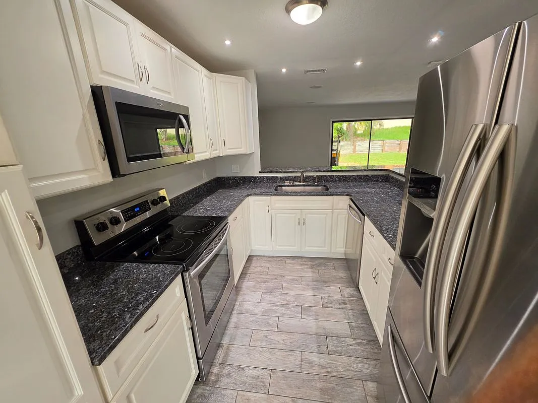 3 bed, 2.0 bath, 1502 sqft, $2,300 — Photo 3