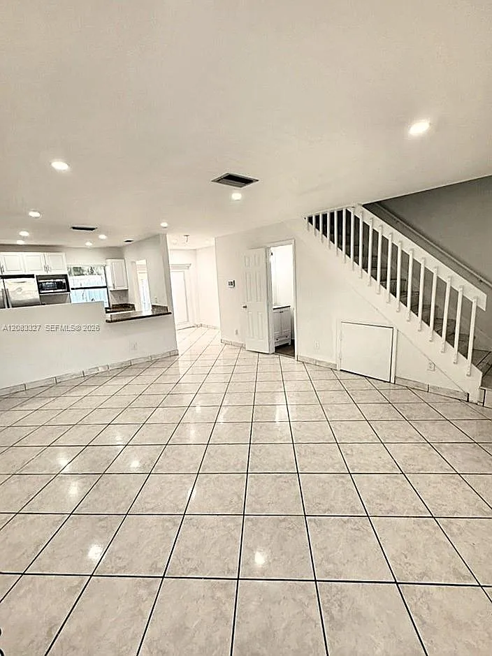 Pembroke Pointe Sec One — Photo 2