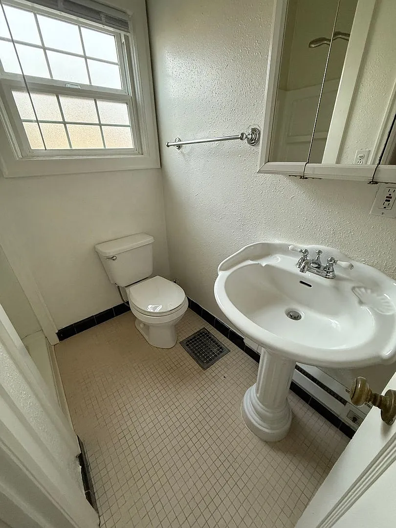 #281 Condon Court Apartments — Photo 4