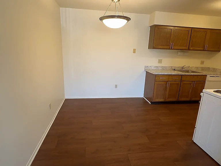 Lakeside Village Apartments — Photo 134