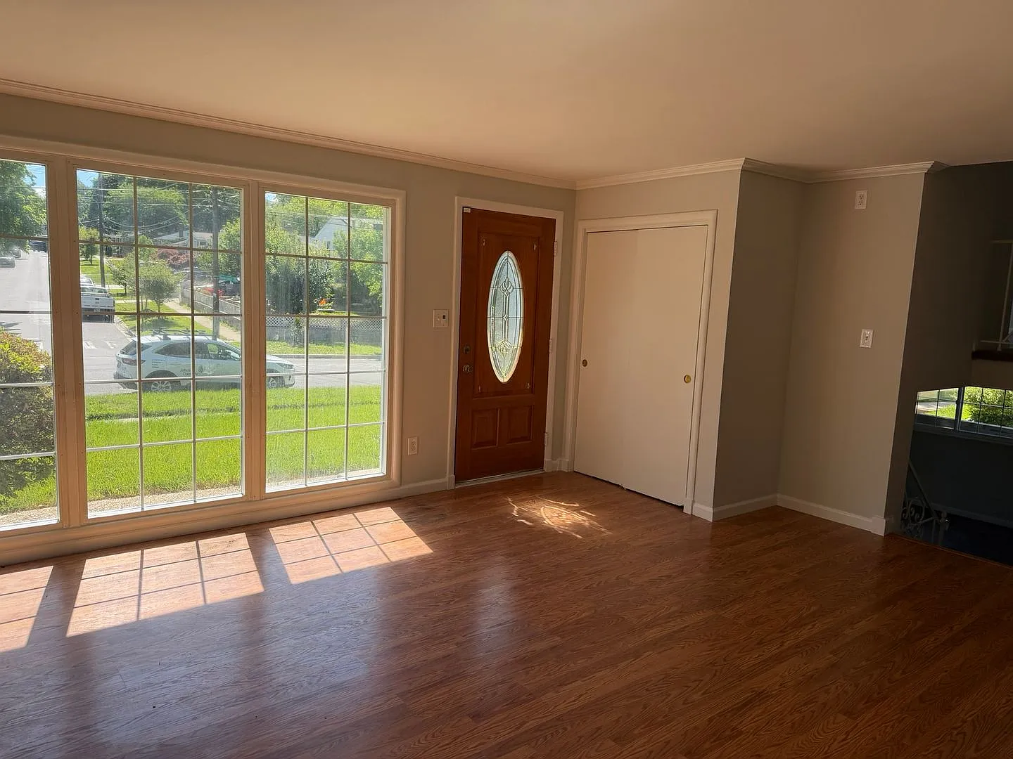Pampered Split Level Close To Evertyhing! — Photo 3