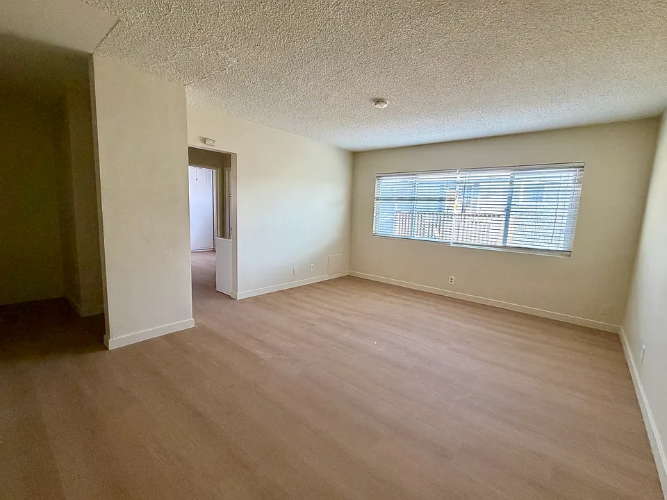 1510 Locust Ave #11