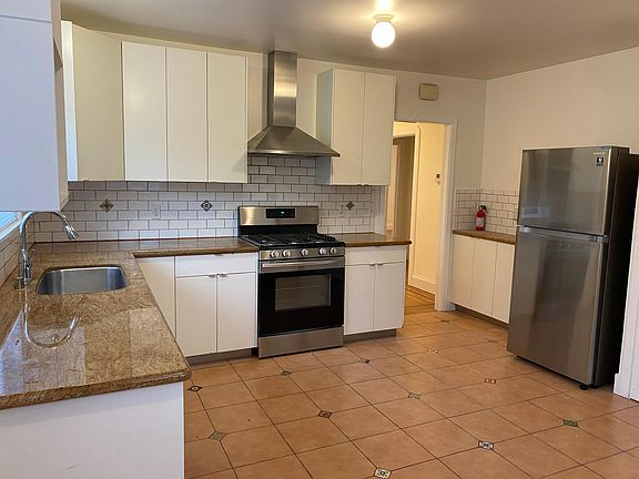 Kitchen (new stove & refrigerator