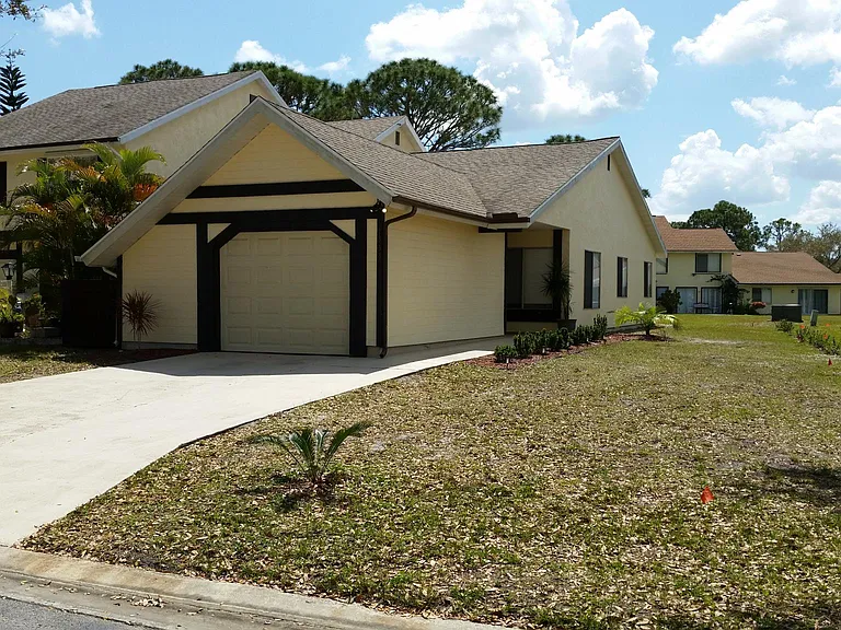 1333 SE Rivergreen Cir — Photo 1