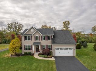 71 Hilltowne Dr, Orchard Park, NY 14127
