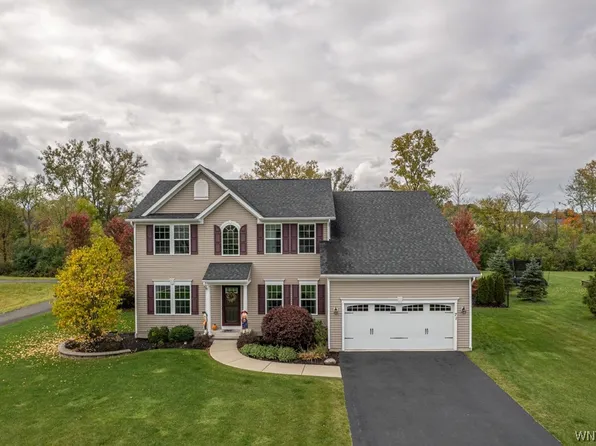 71 Hilltowne Dr, Orchard Park, NY 14127