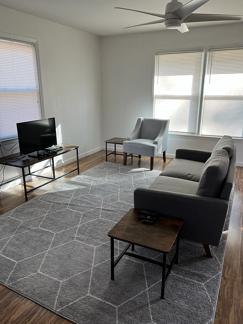 Room in 6 Bedroom Home at Oak Park Rd — Photo 3