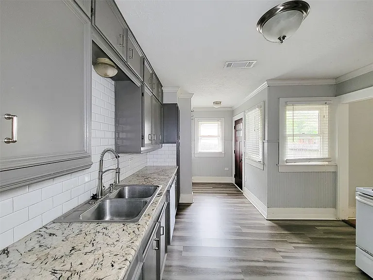 508 W Lang St — Photo 13