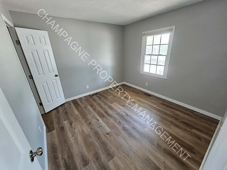 1307-1309 N Arrowhead Rdg — Photo 6