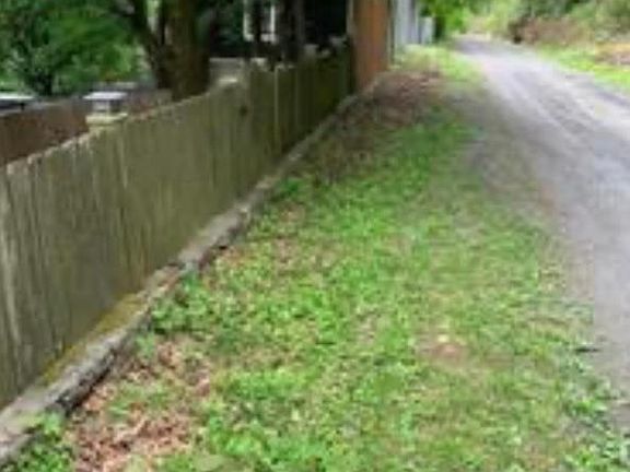 5th image of 421 E Railroad St