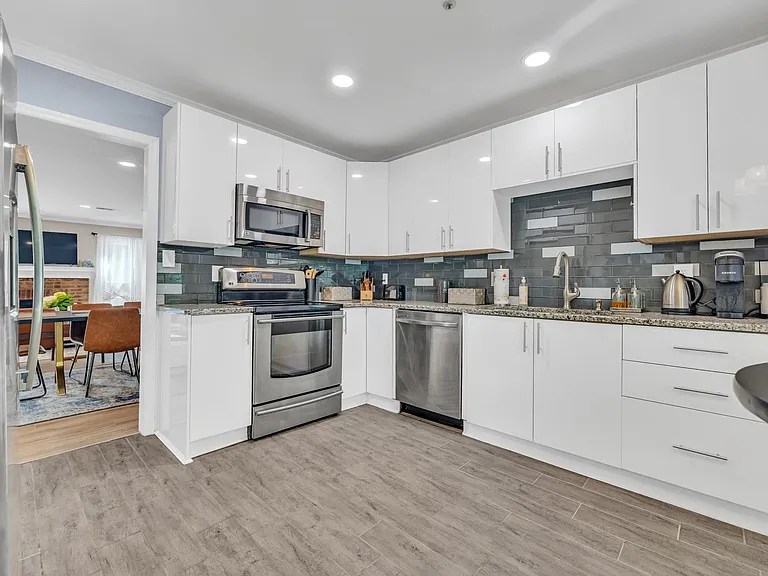 586 Saint James Walk SE — Photo 25