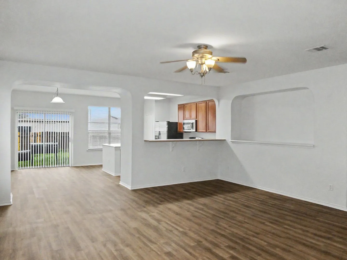 Charming 3 Bedroom Home in Round Rock — Photo 2