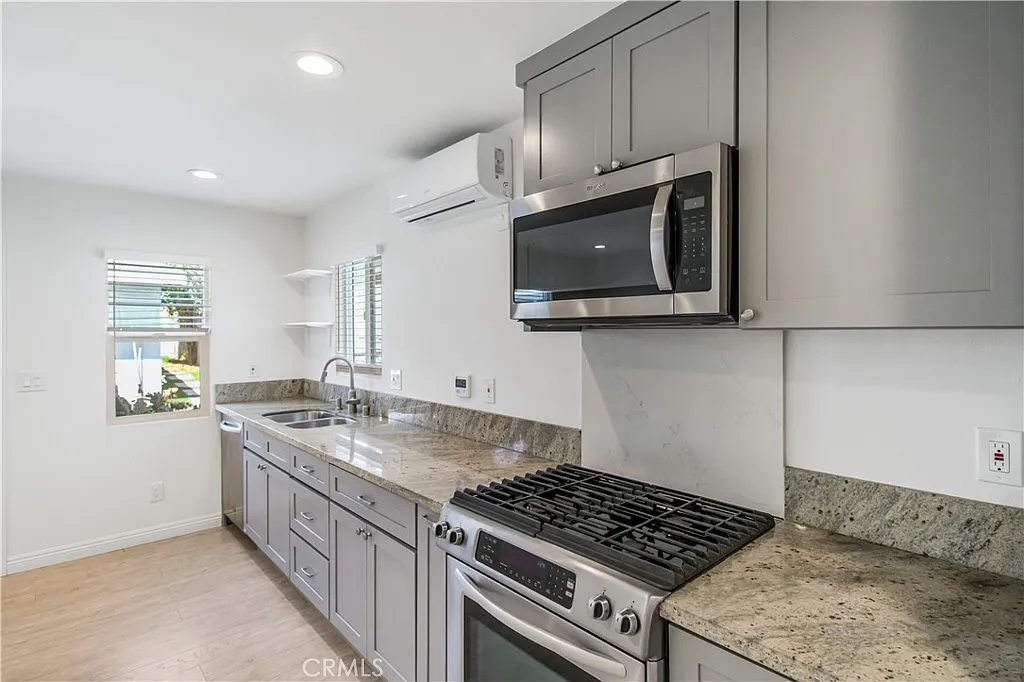2 bed, 747 sqft, $2,800 — Photo 3