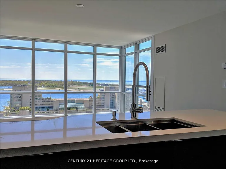 15 Fort York Blvd #1910 — Photo 4