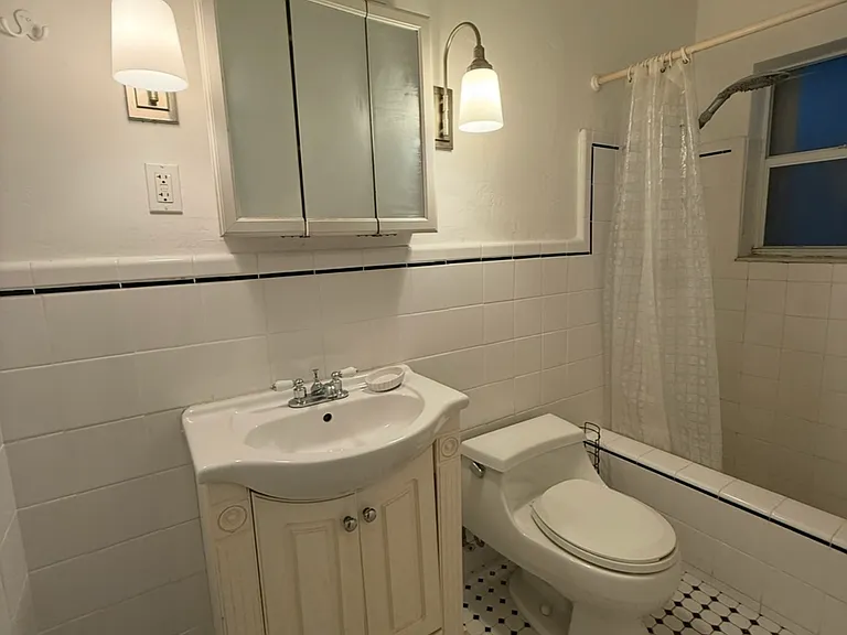 1400 NE 4th St #1 — Photo 5