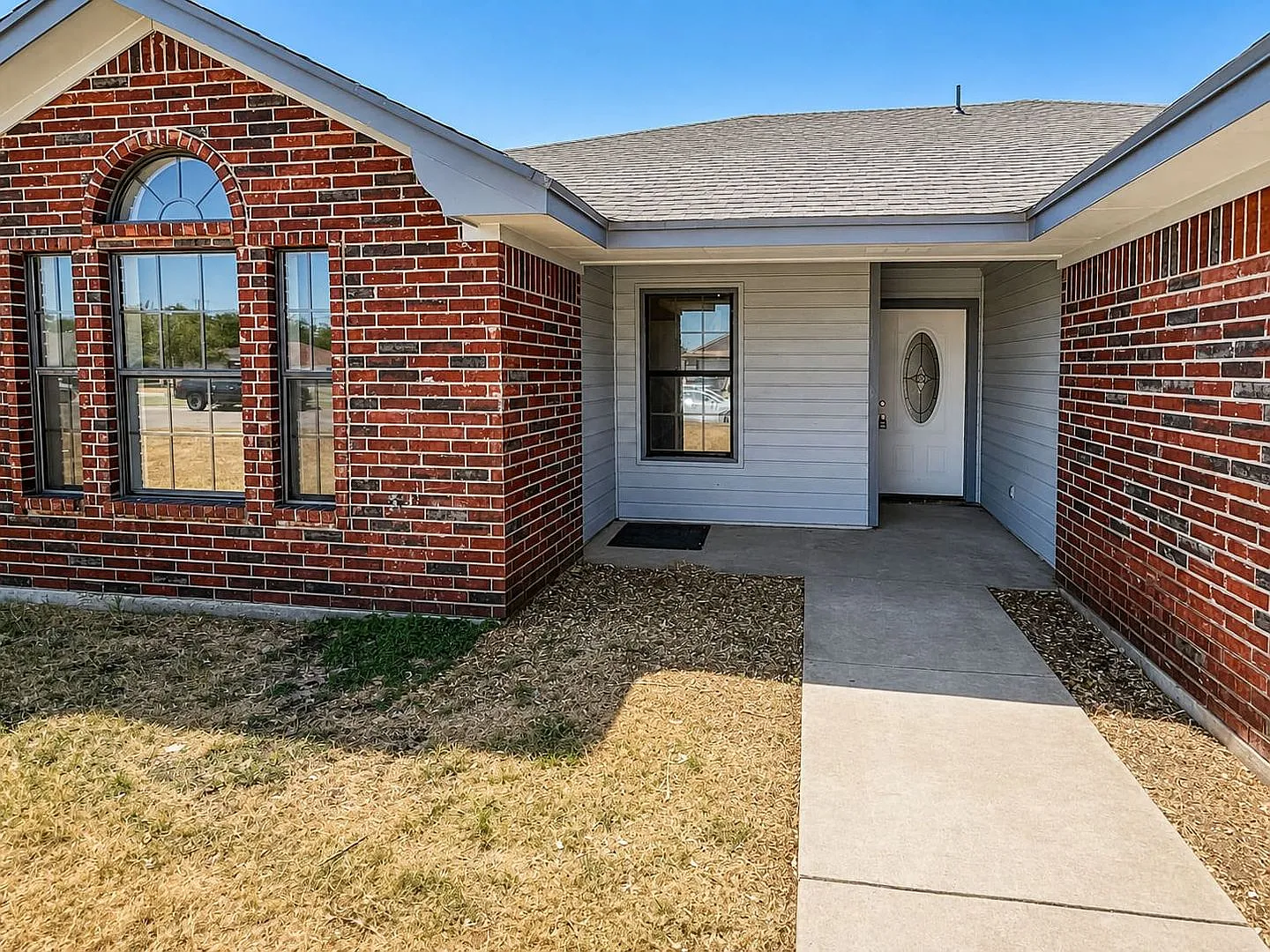 Spacious 3BR Home with Open Layout, Private Backyard and Patio — Photo 3