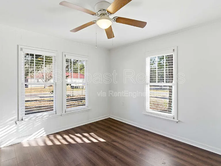 20 Martha Ave — Photo 16