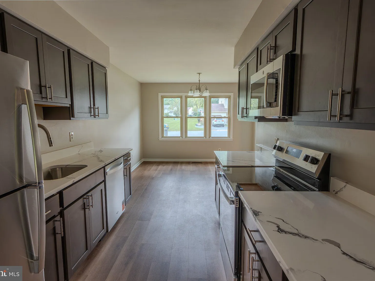 3 bed, 2.5 bath, 1371 sqft, $2,400 — Photo 4