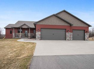 W5975 Autumn Hills Pkwy, Appleton, WI 54913