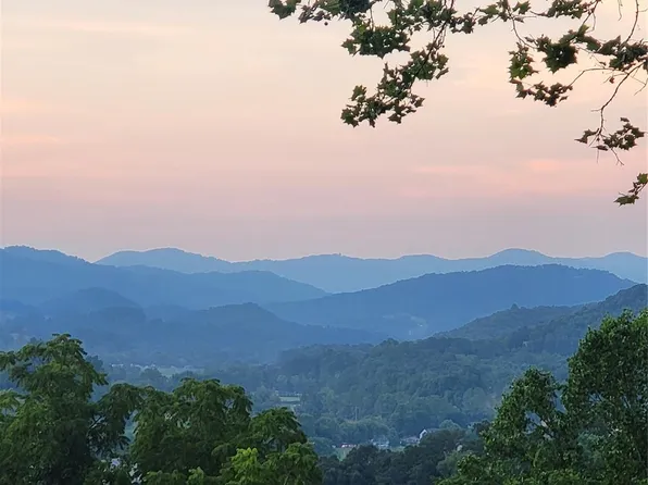 408 Whispering Winds Rd, Waynesville, NC 28785