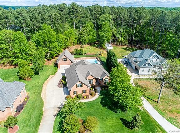 4th image of 2592 Camelia Pointe Dr