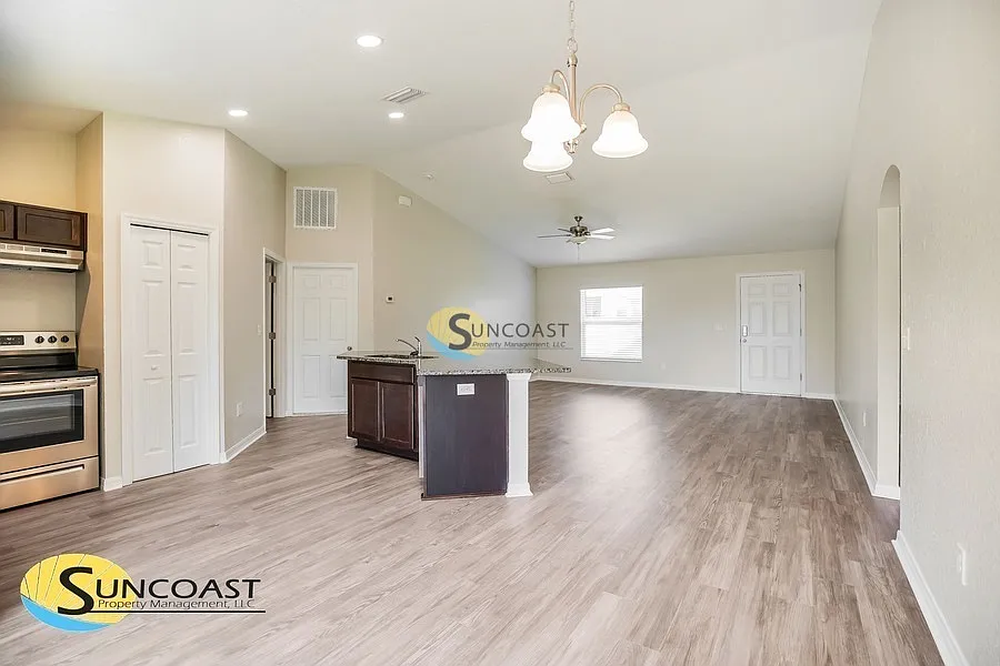 3BR Surrounded By It ALL! 34473 Area — Photo 4