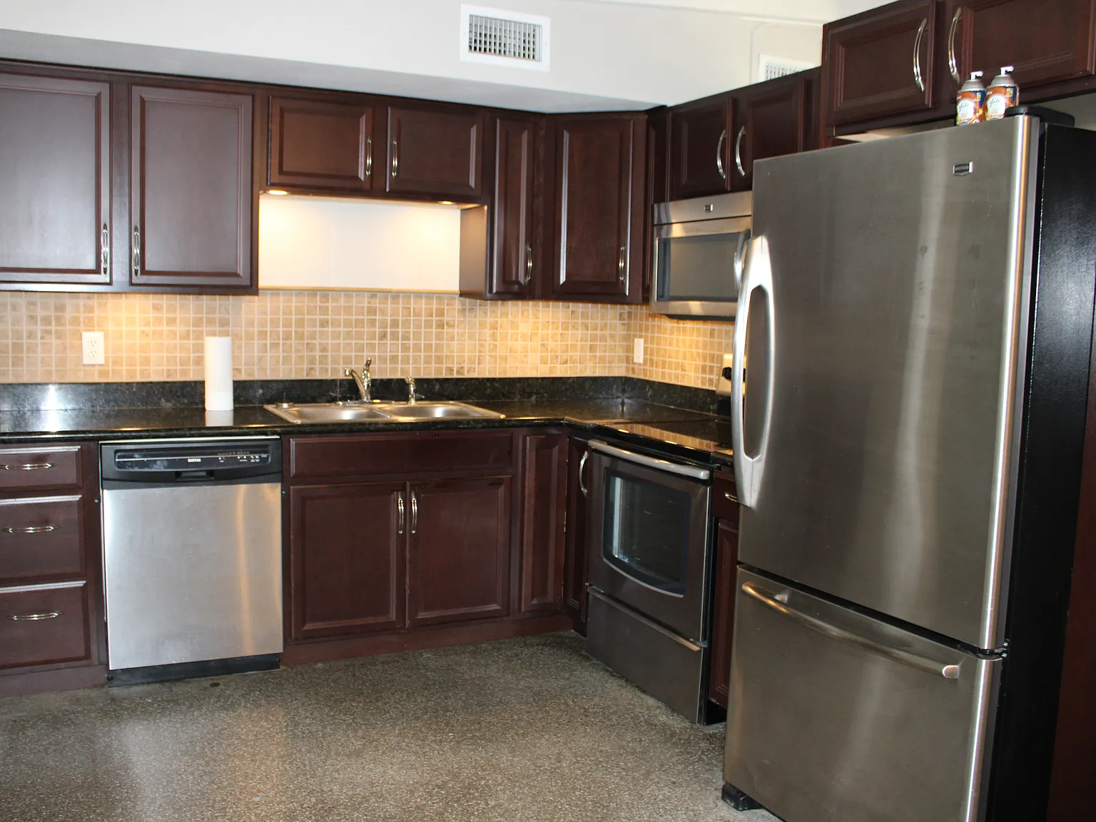 4 bed, 1089 sqft, $2,000 — Photo 3
