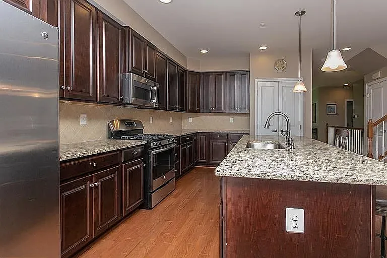 3 bed, 2617 sqft, $3,200 — Photo 3