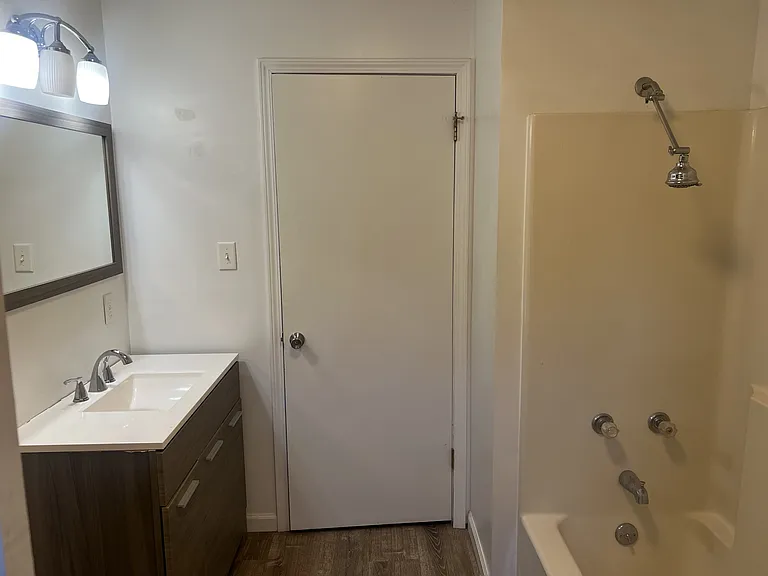 604 N Stewart St #C — Photo 4