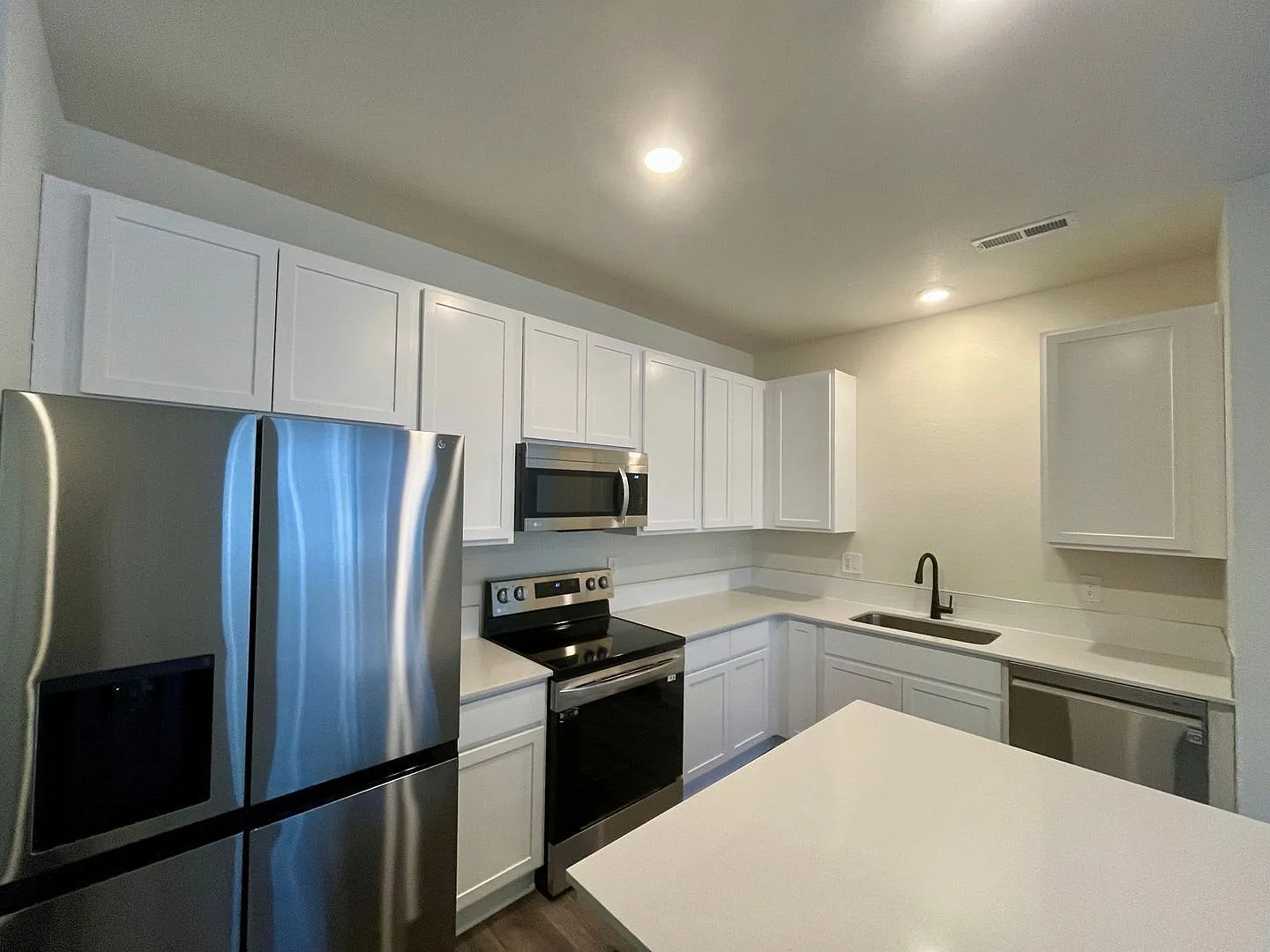 2 bed, 2.5 bath, 1040 sqft, $2,000 — Photo 4