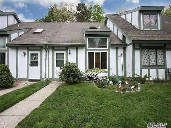 111 Drexelgate Ct, Middle Island, NY 11953