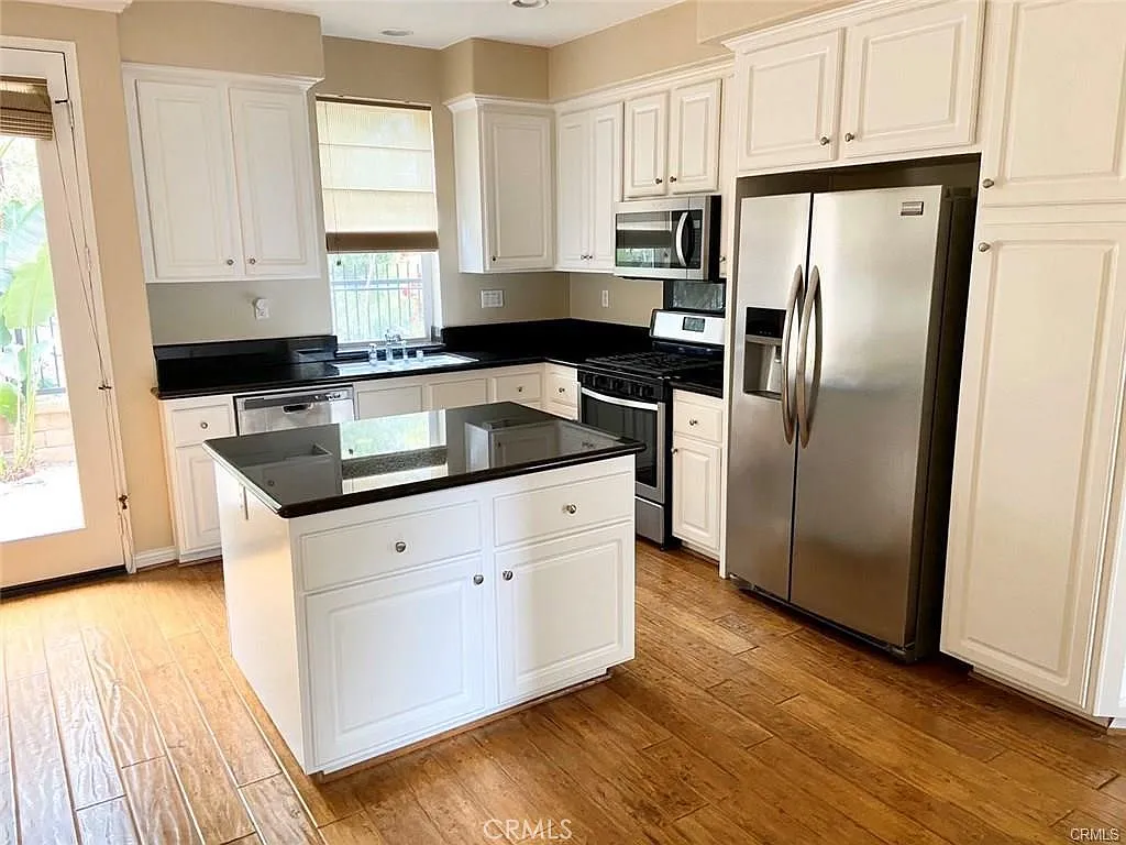 3 bed, 2.5 bath, 1930 sqft, $4,850 — Photo 3