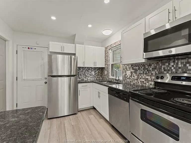 972 Wellington Ave #MAIN — Photo 11