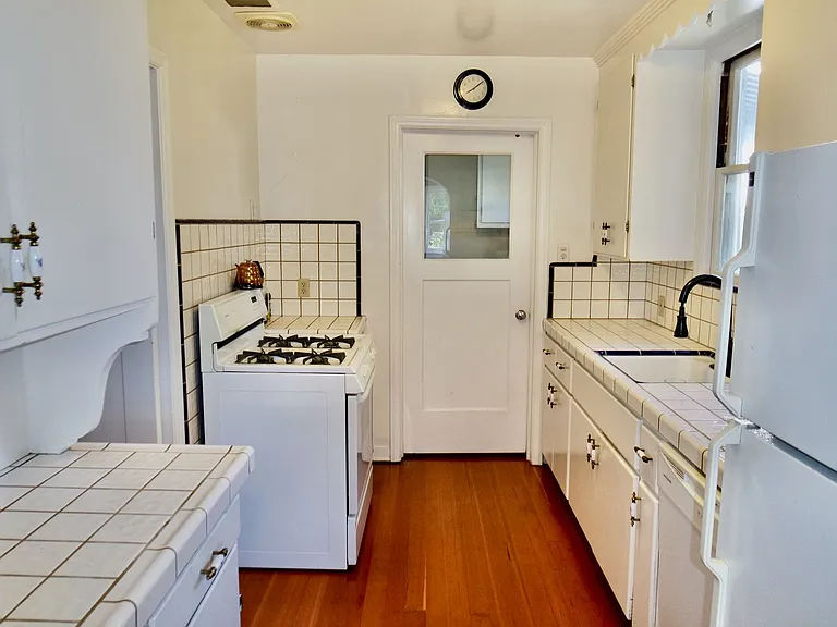 1289 Pine Ave — Photo 8