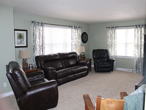 Spacious, bright living room