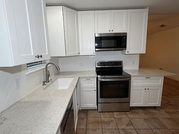 3rd image of 5529 Four Winds Dr