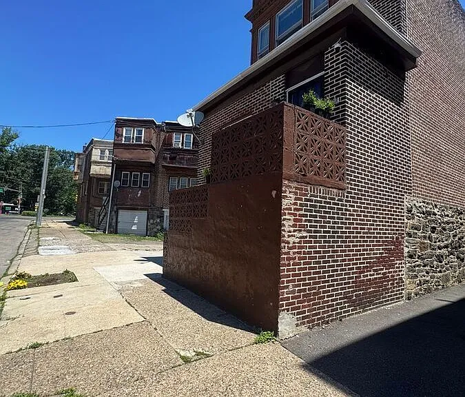 1217 N 41st St #2F — Photo 25
