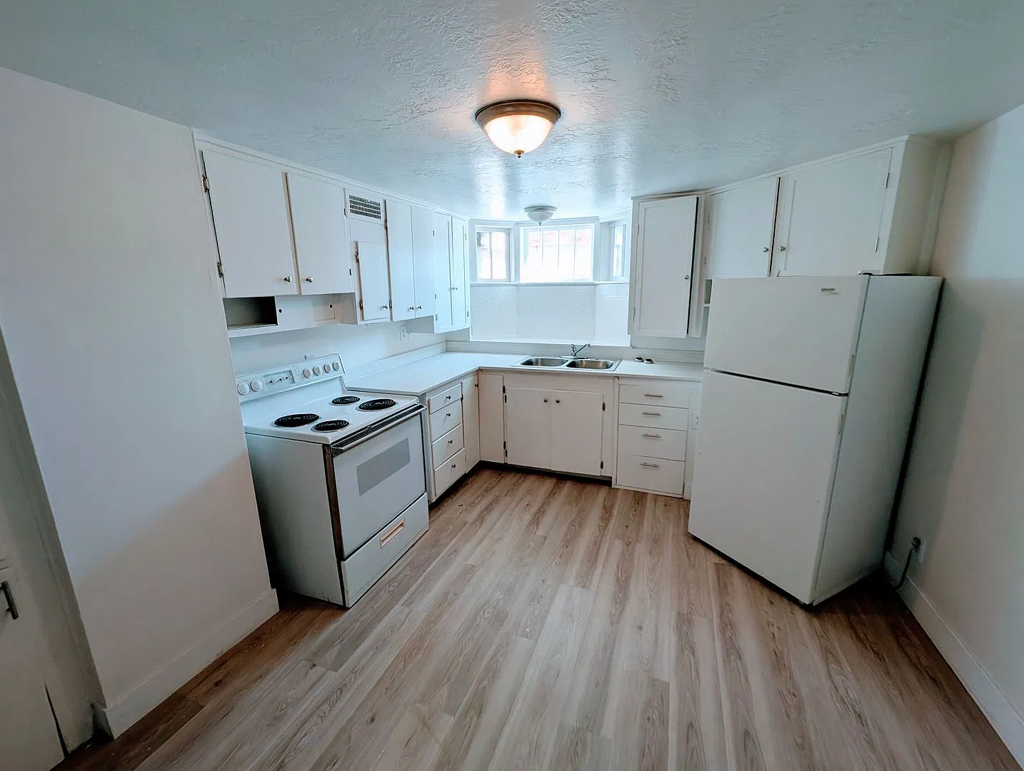 Lovely Basement Apartment Home With New Carpet For A Great Price! — Photo 4