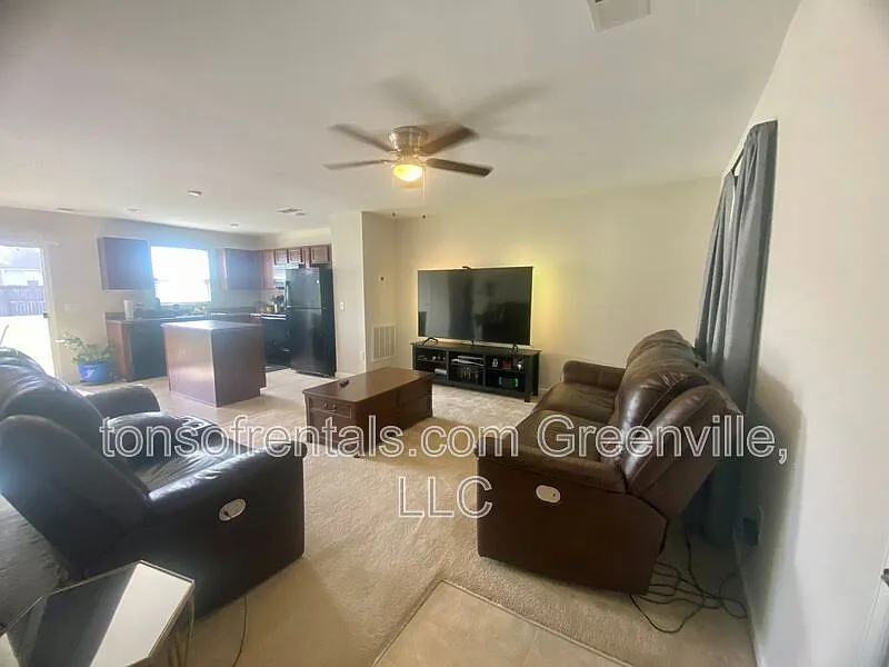 3 bed, 2.5 bath, 1467 sqft, $1,800 — Photo 2
