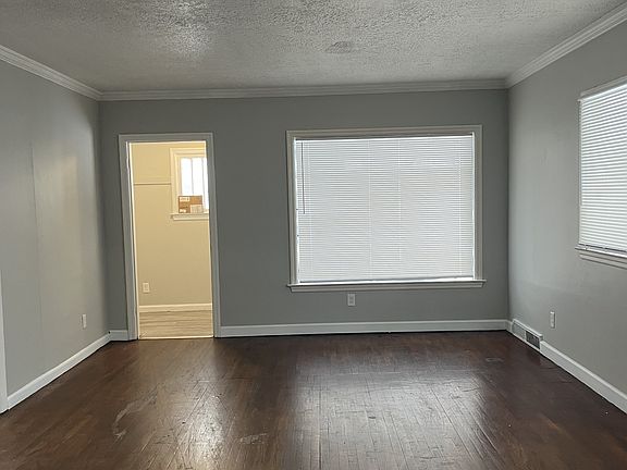 4th image of 222 E Grand Ave