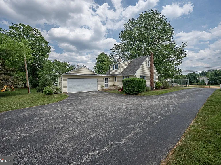 533 Monument Ave — Photo 35