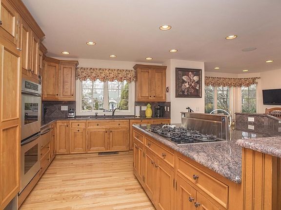 5th image of 10 Wintergreen Ln