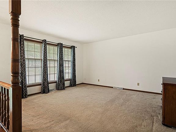 4th image of 309 NE Sharon Dr