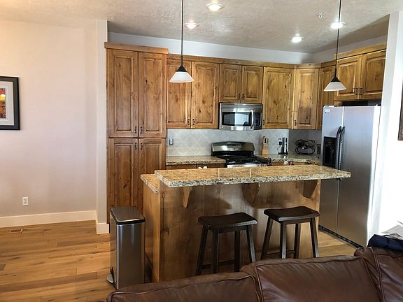 Well equipped kitchen. Granite counters, stainless steel appliances. Refrigerator has filtered water and ice cubes.