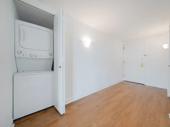 160 Riverside Boulevard image 14 of 17