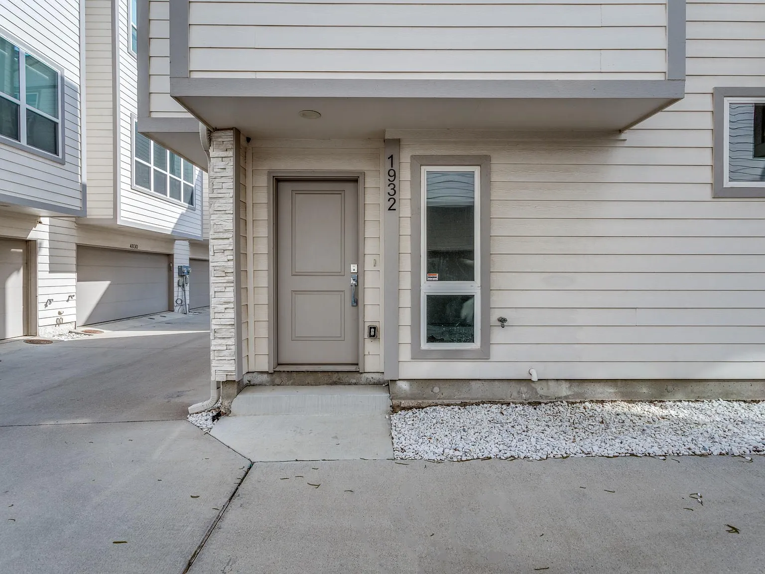 2 bed, 1641 sqft, $3,200 — Photo 4
