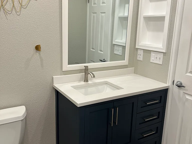 Upstairs hallway full bathroom