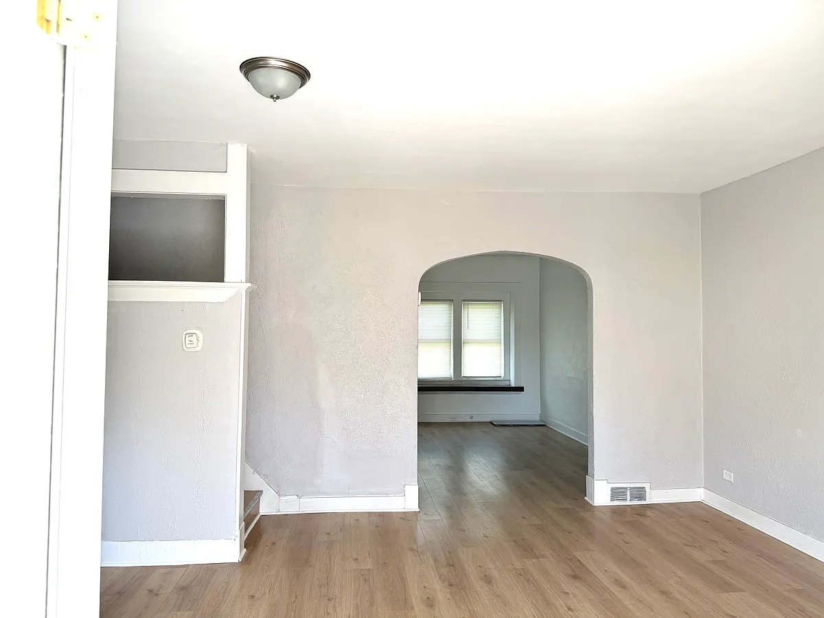 Building Photo - 1365 W Woodruff Ave