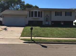 1136 N 10th St, Clinton, IA 52732