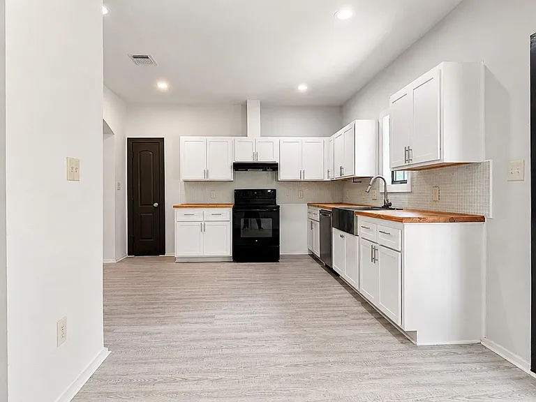 11611 Walraven Dr — Photo 8